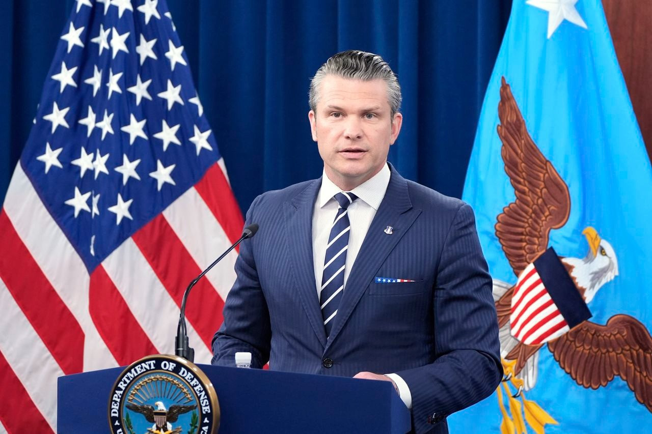 Bộ trưởng Quốc phòng Mỹ Pete Hegseth trong cuộc họp báo ngày 22/6. (Ảnh: AP)