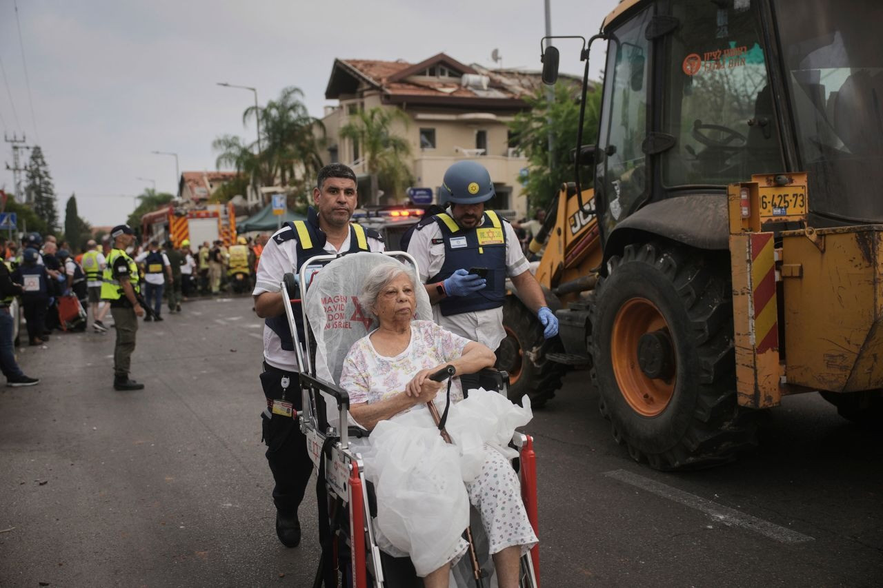 Các nhân viên y tế sơ tán một cụ bà ở Rishon Lezion. (Ảnh: AP) Các nhân viên y tế sơ tán một cụ bà ở Rishon Lezion. (Ảnh: AP)