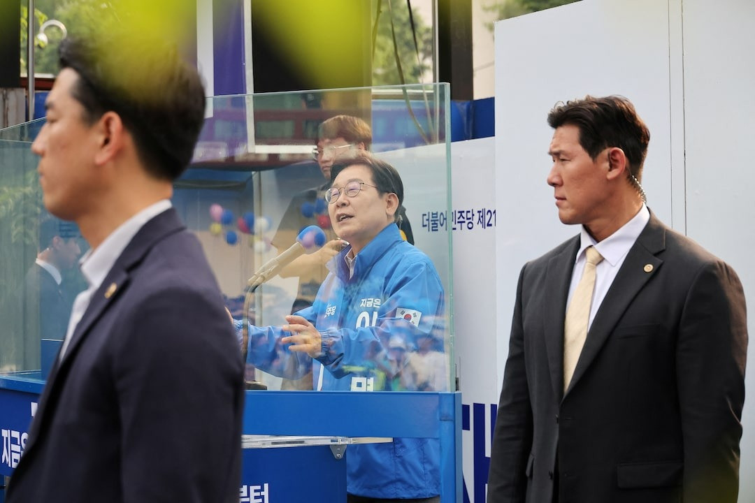 Ông Lee được bảo vệ kỹ càng khi vận động tranh cử. (Ảnh: Reuters) Ông Lee được bảo vệ kỹ càng khi vận động tranh cử. (Ảnh: Reuters)