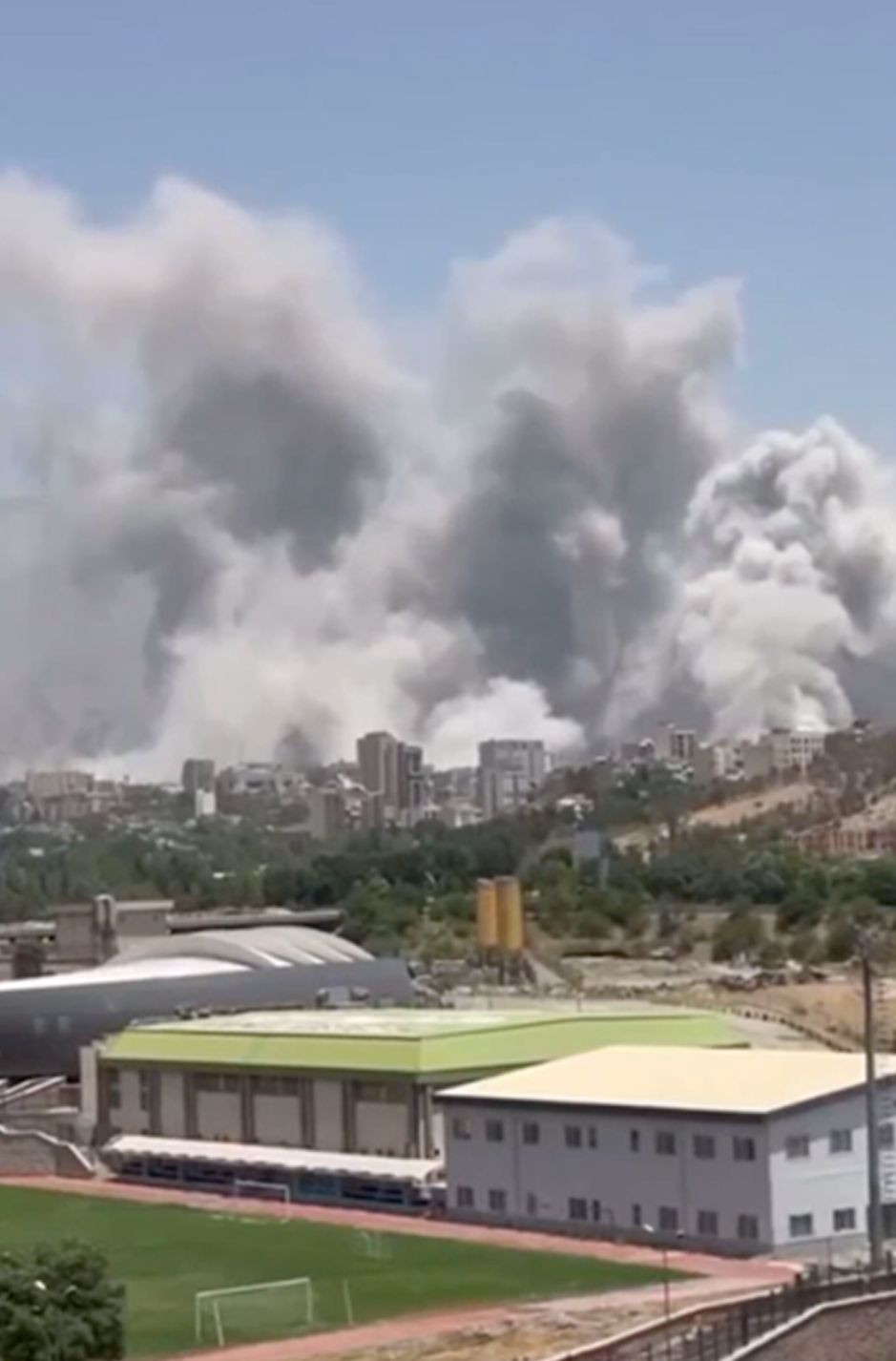 Khói bốc lên ở Tehran sau các cuộc tấn công ngày 23/6. (Ảnh: CNN) Khói bốc lên ở Tehran sau các cuộc tấn công ngày 23/6. (Ảnh: CNN)