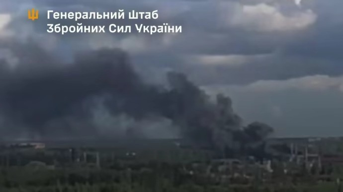 Khói bốc lên từ hiện trường. (Ảnh: Bộ Tổng tham mưu Lực lượng vũ trang Ukraine) Khói bốc lên từ hiện trường. (Ảnh: Bộ Tổng tham mưu Lực lượng vũ trang Ukraine)