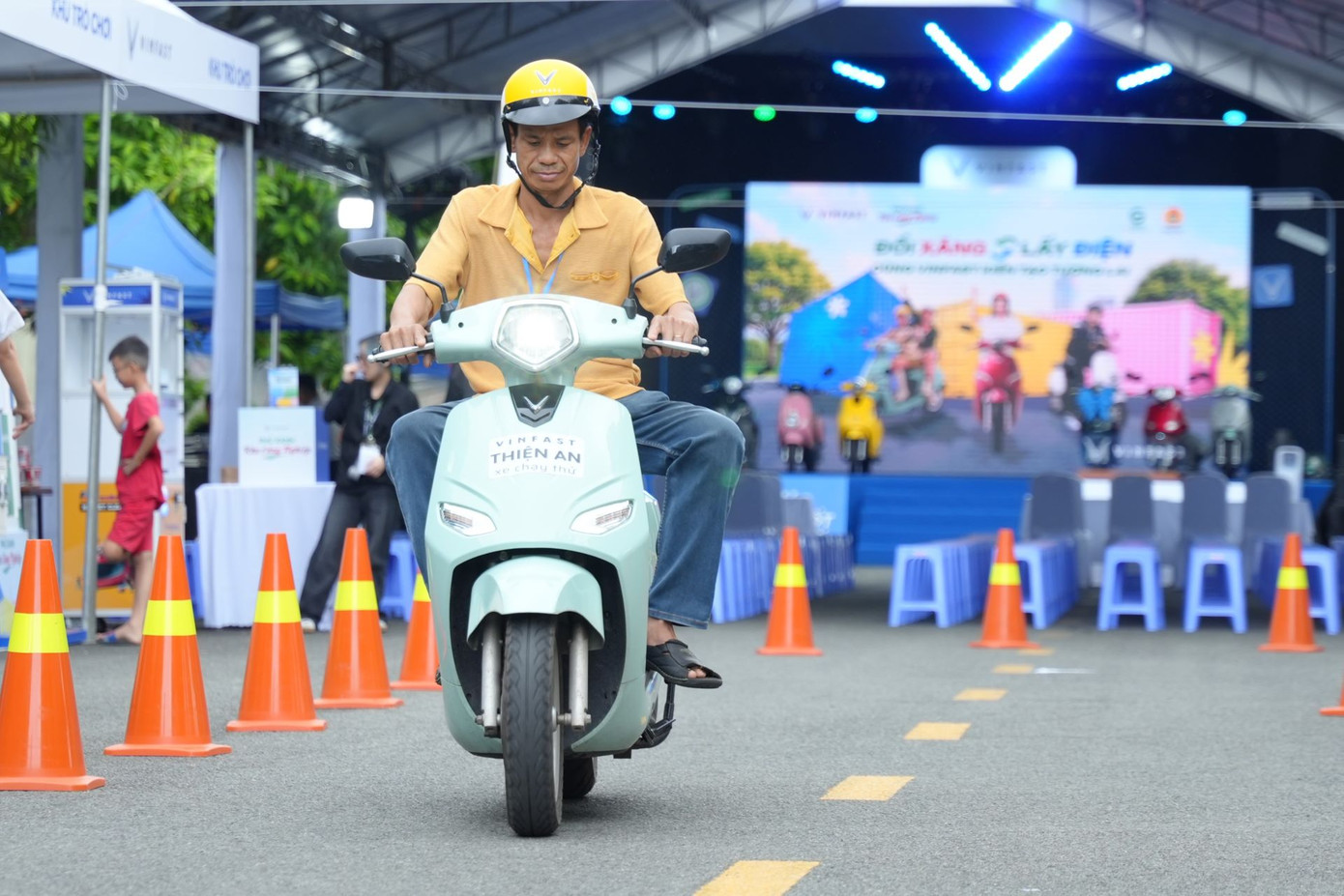 Trải nghiệm trực tiếp, nhiều người dùng bất ngờ với độ bền bỉ của xe máy điện. Trải nghiệm trực tiếp, nhiều người dùng bất ngờ với độ bền bỉ của xe máy điện.