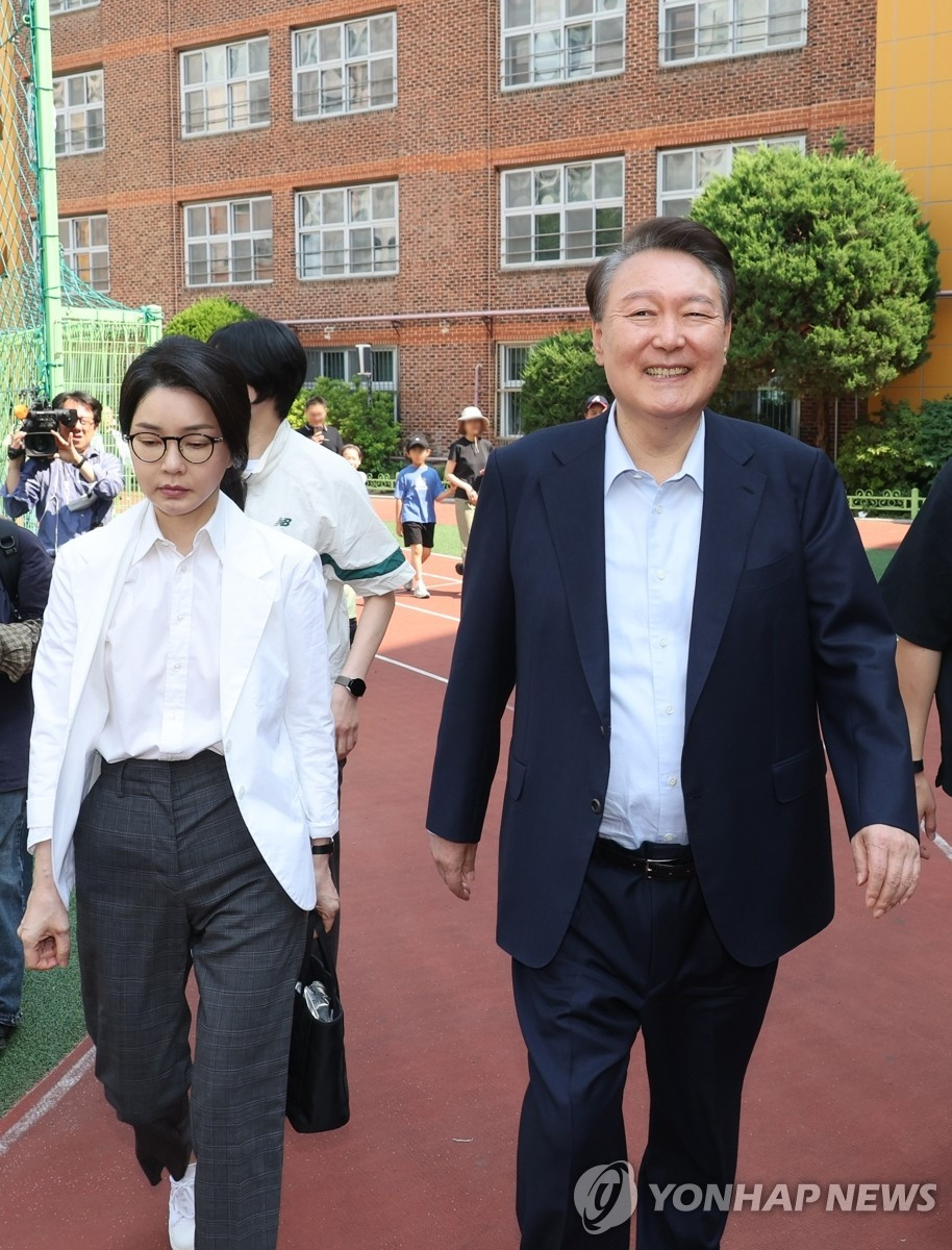 Cựu Tổng thống Yoon Suk Yeol cùng vợ bỏ phiếu ở Seoul ngày 3/6. (Ảnh: Yonhap)