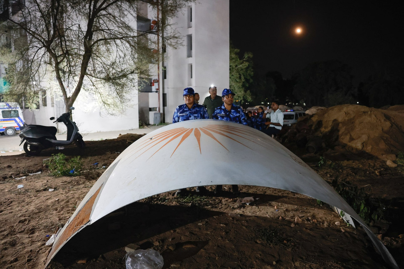 Cảnh tượng tan hoang tại hiện trường. (Ảnh: Reuters)