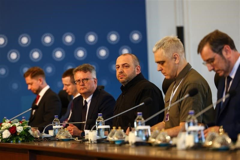 Cuộc đàm phán kéo dài khoảng một giờ. (Ảnh: Reuters, Sky News)