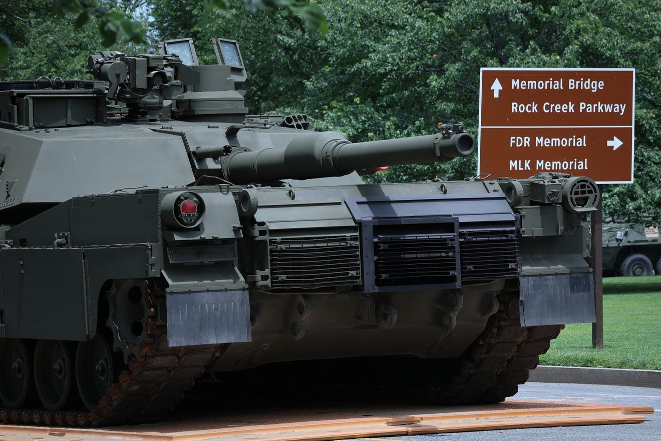 Xe quân sự tập trung tại Washington trước lễ duyệt binh. (Ảnh: Getty Images) Xe quân sự tập trung tại Washington trước lễ duyệt binh. (Ảnh: Getty Images)