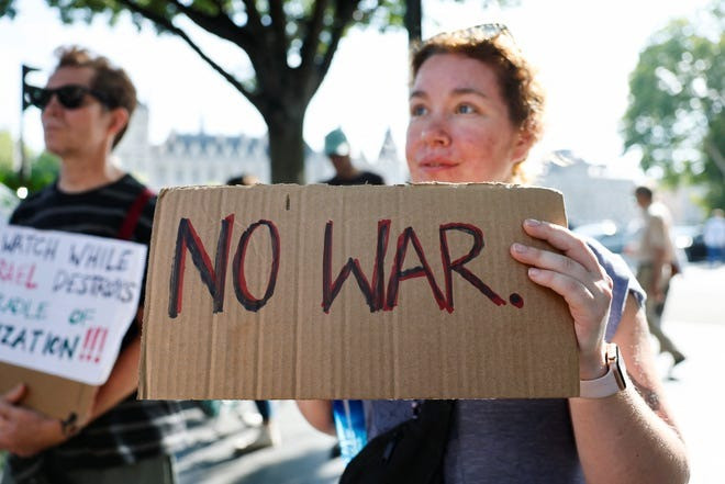 Người Iran tại Paris (Pháp) xuống đường ngày 22/6. (Ảnh: Reuters) Người Iran tại Paris (Pháp) xuống đường ngày 22/6. (Ảnh: Reuters)