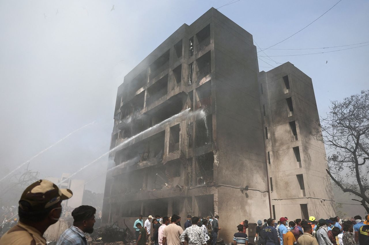 Tòa nhà bị máy bay đâm trúng. (Ảnh: Reuters)