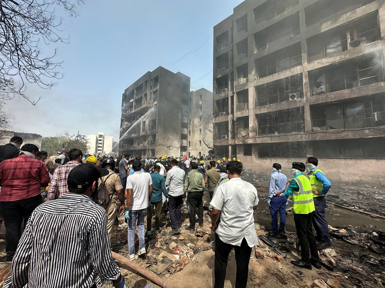 Tòa nhà bị máy bay đâm trúng. (Ảnh: Reuters)