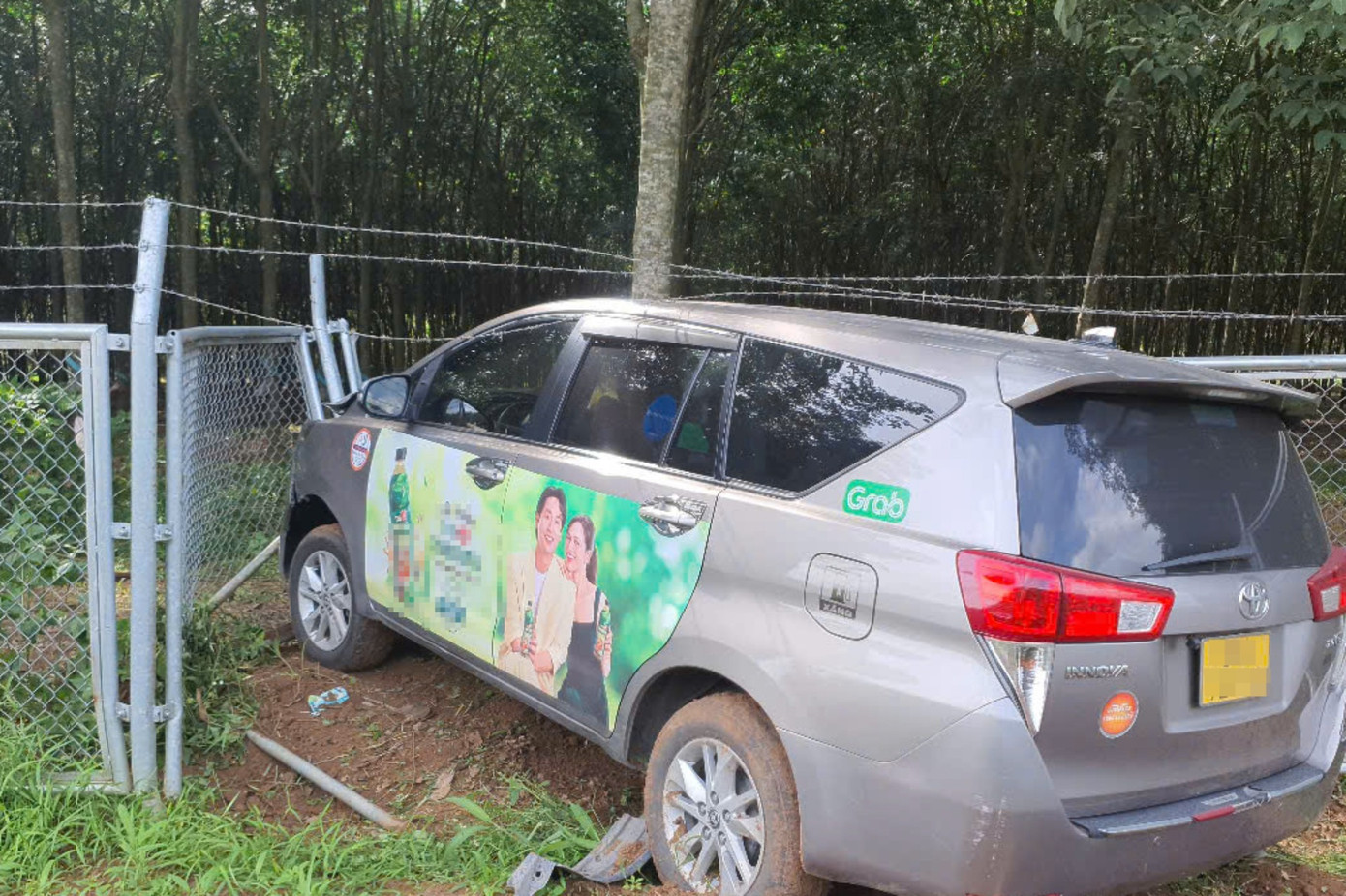 Ô tô 7 chỗ mất lái lao ra khỏi cao tốc Phan Thiết - Dầu Giây. Ảnh: A.X