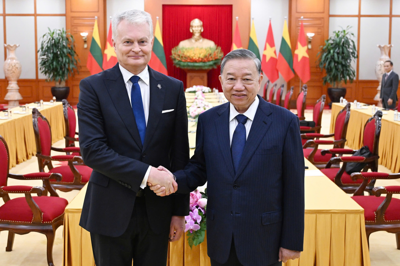 Tổng Bí thư Tô Lâm và Tổng thống Litva Gitanas Nauseda. (Ảnh: Nhật Minh)