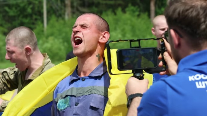 Trong số những tù nhân Ukraine được trả tự do, có những binh sĩ từng tham gia chiến dịch bảo vệ Mariupol, bị giam giữ đến nay đã hơn ba năm. (Ảnh: Pravda) Trong số những tù nhân Ukraine được trả tự do, có những binh sĩ từng tham gia chiến dịch bảo vệ Mariupol, bị giam giữ đến nay đã hơn ba năm. (Ảnh: Pravda)