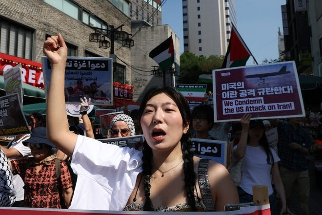 Cuộc biểu tình phản đối cuộc tấn công của Mỹ ở Seoul (Hàn Quốc). (Ảnh: Getty Images) Cuộc biểu tình phản đối cuộc tấn công của Mỹ ở Seoul (Hàn Quốc). (Ảnh: Getty Images)