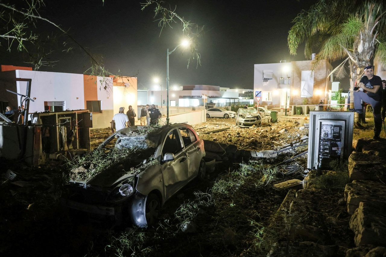 Một địa điểm bị tên lửa tấn công ở Zavdiel (Israel). (Ảnh: Reuters) Một địa điểm bị tên lửa tấn công ở Zavdiel (Israel). (Ảnh: Reuters)