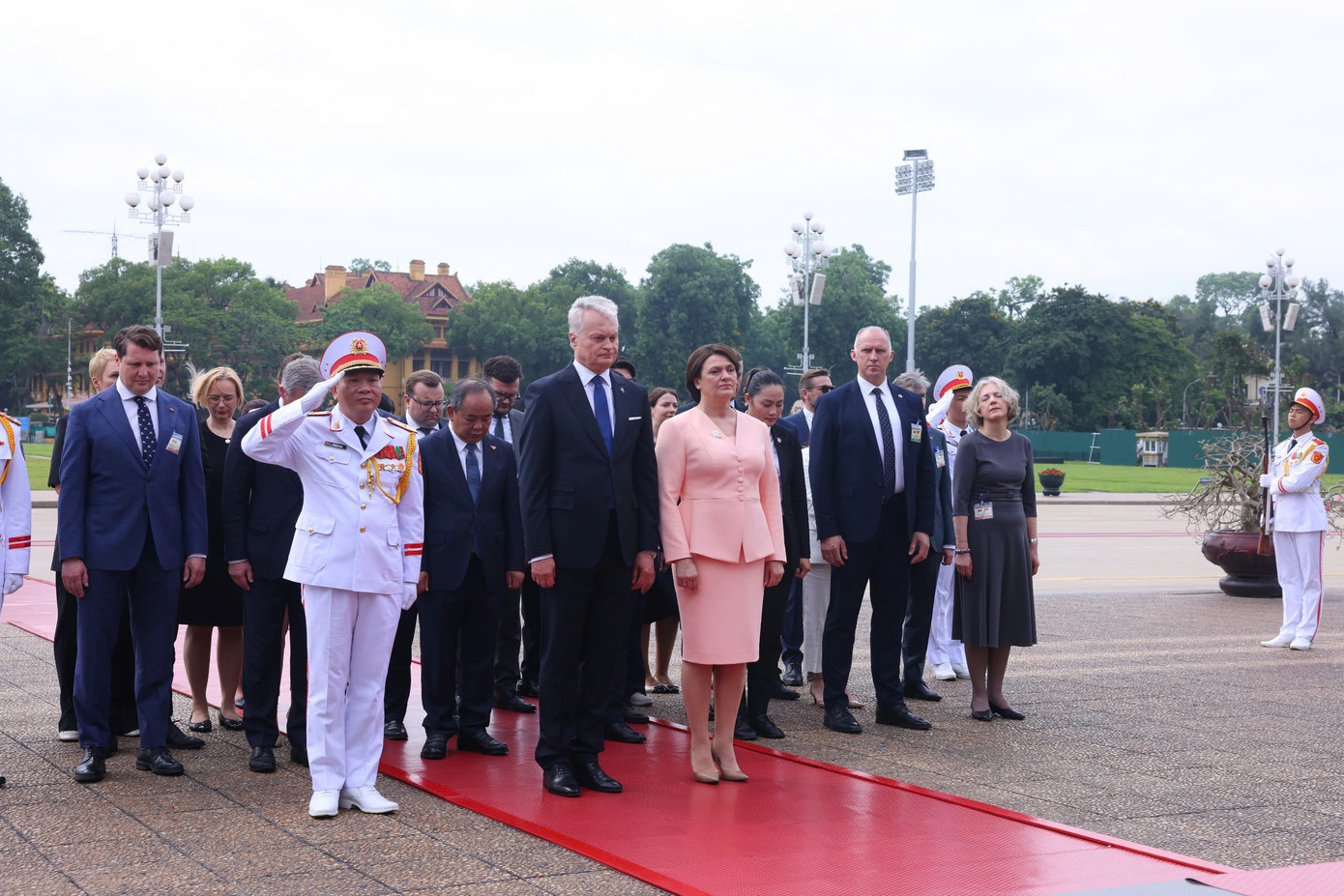 Tổng thống Cộng hòa Litva Gitanas Nauseda và Phu nhân đặt vòng hoa và vào Lăng viếng Chủ tịch Hồ Chí Minh. (Ảnh: Nhật Minh)
