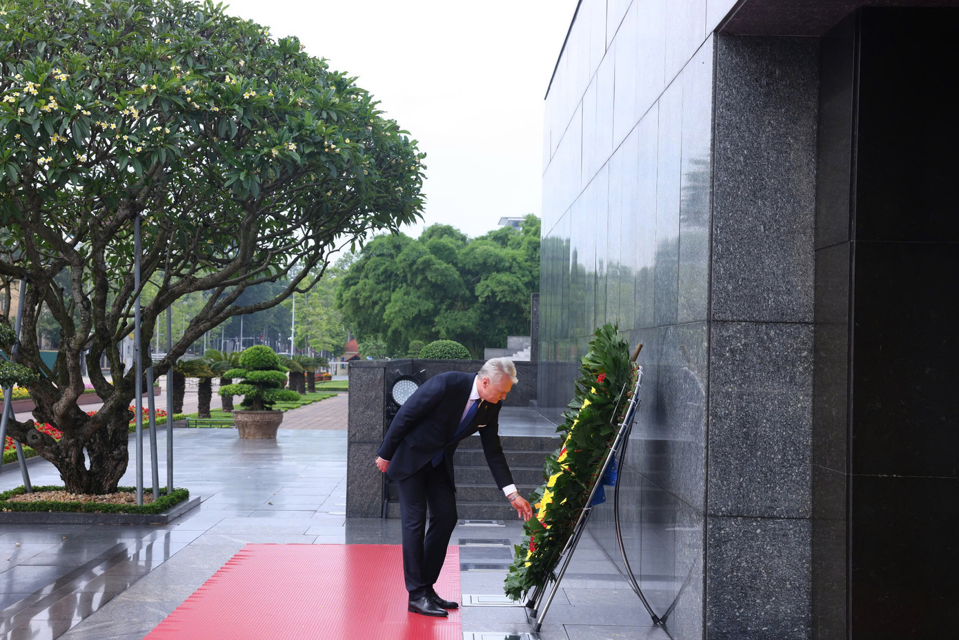 Tổng thống Cộng hòa Litva Gitanas Nauseda và Phu nhân đặt vòng hoa và vào Lăng viếng Chủ tịch Hồ Chí Minh. (Ảnh: Nhật Minh)