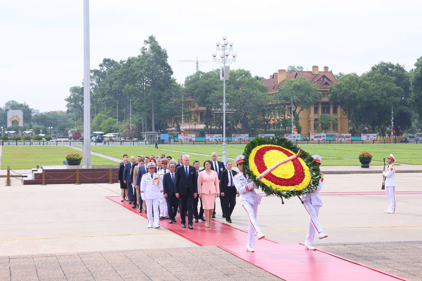 Tổng thống Cộng hòa Litva Gitanas Nauseda và Phu nhân đặt vòng hoa và vào Lăng viếng Chủ tịch Hồ Chí Minh. (Ảnh: Nhật Minh)