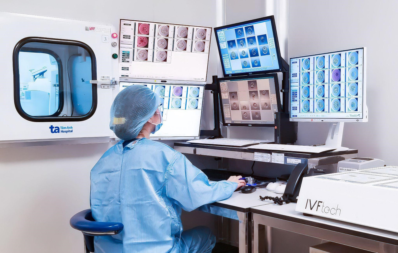 Hệ thống nuôi phôi tại IVF Tâm Anh được tích hợp trí tuệ nhân tạo và “mắt thần” quan sát, chấm điểm phôi 24/7, giúp lựa chọn phôi chất lượng tốt, tăng tỷ lệ đậu thai và sinh con khỏe mạnh. Ảnh: BVCC Hệ thống nuôi phôi tại IVF Tâm Anh được tích hợp trí tuệ nhân tạo và “mắt thần” quan sát, chấm điểm phôi 24/7, giúp lựa chọn phôi chất lượng tốt, tăng tỷ lệ đậu thai và sinh con khỏe mạnh. Ảnh: BVCC
