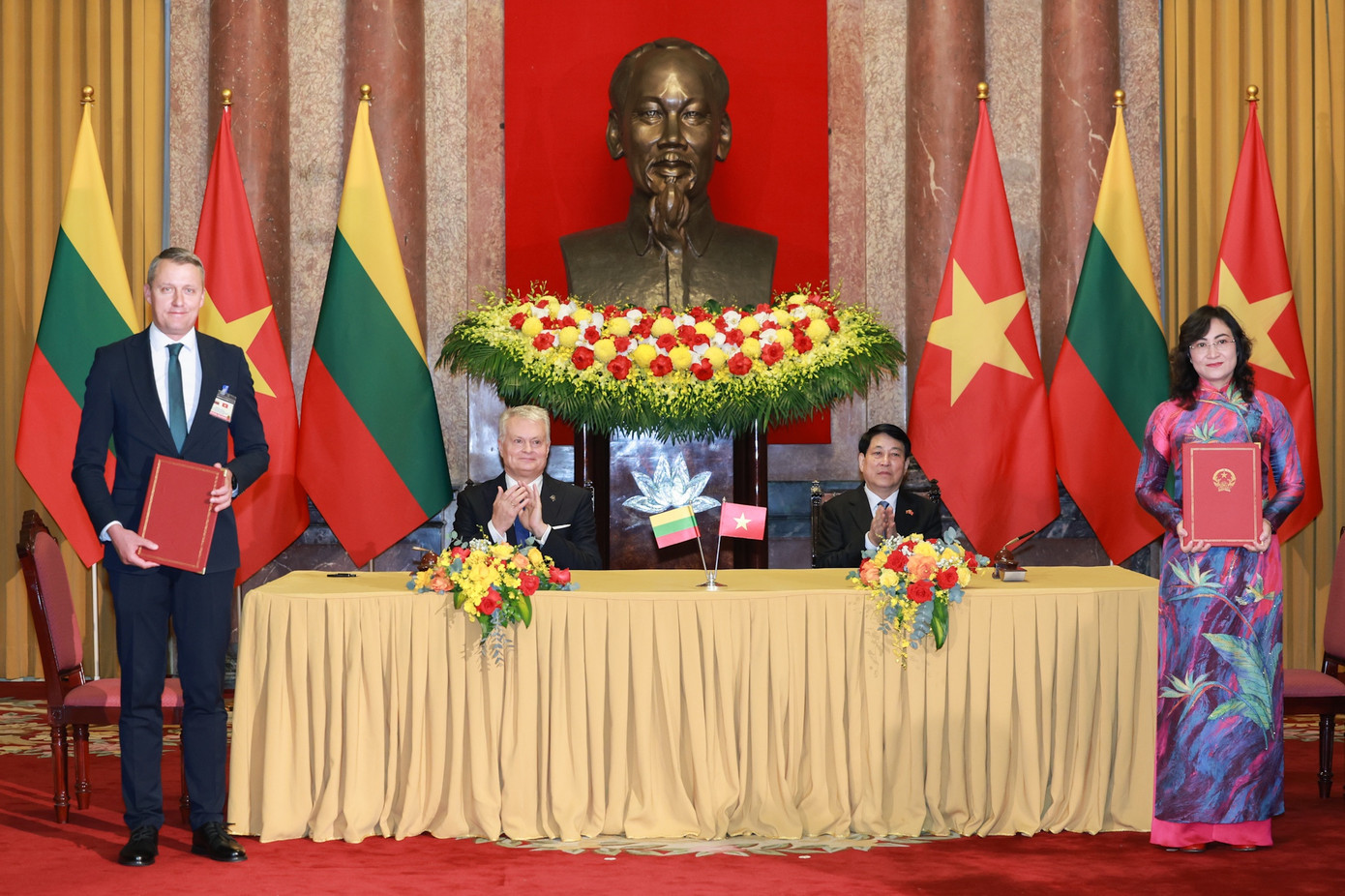 Chủ tịch nước Lương Cường và Tổng thống Nauseda chứng kiến Lễ ký một số văn kiện hợp tác giữa hai nước trong các lĩnh vực năng lượng, khoa học công nghệ, nông nghiệp và tài chính. (Ảnh: Nhật Minh)