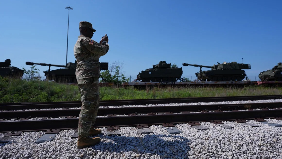 Các khí tài được vận chuyển bằng tàu hỏa. (Ảnh: AP) Các khí tài được vận chuyển bằng tàu hỏa. (Ảnh: AP)