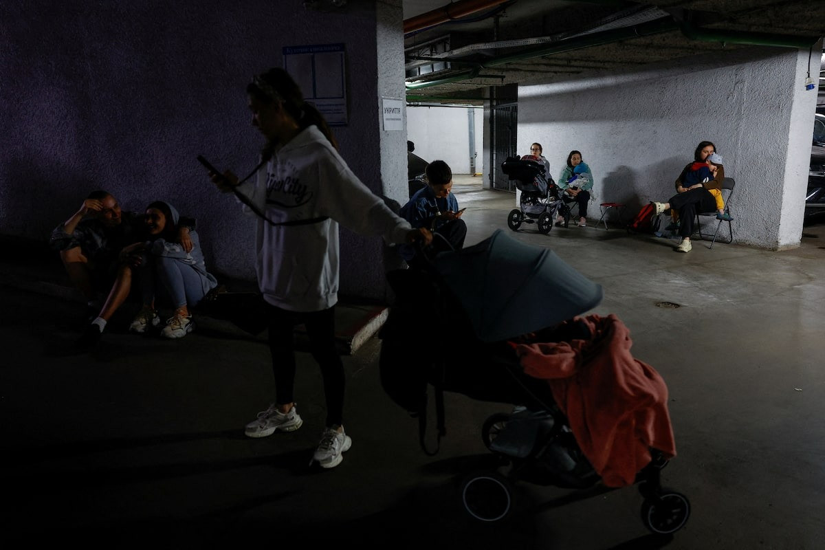 Người dân Kiev xuống hầm trú ẩn rạng sáng 6/6. (Ảnh: Reuters)