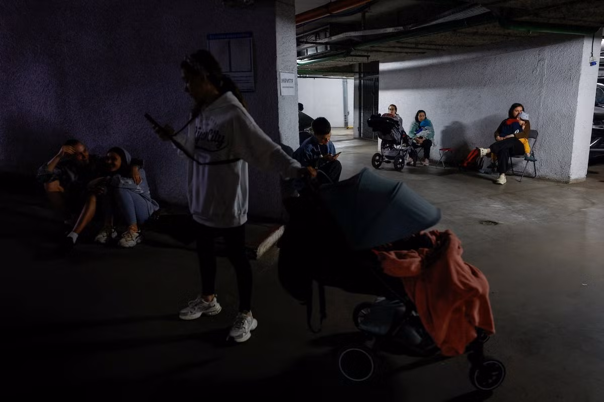 Người dân Kiev xuống hầm trú ẩn rạng sáng 6/6. (Ảnh: Reuters) Người dân Kiev xuống hầm trú ẩn rạng sáng 6/6. (Ảnh: Reuters)