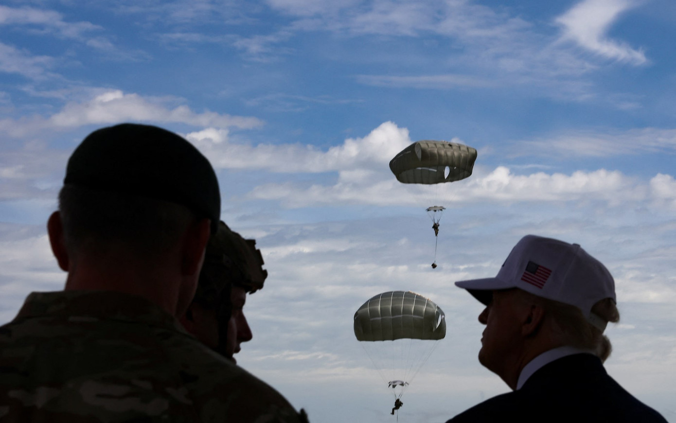 Ông Trump xem hoạt động diễn tập tại căn cứ Fort Bragg. (Ảnh: Reuters)