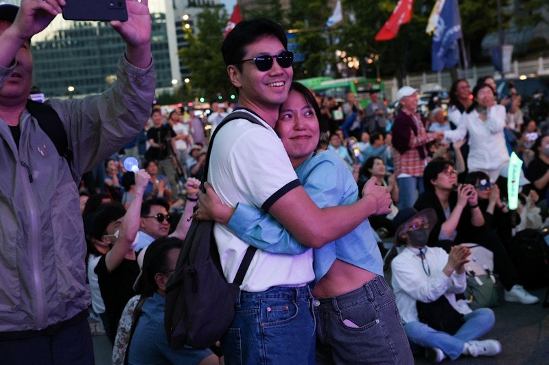 Các cử tri ủng hộ đảng Dân chủ ăn mừng sau khi kết quả dự đoán được công bố. (Ảnh: Reuters)