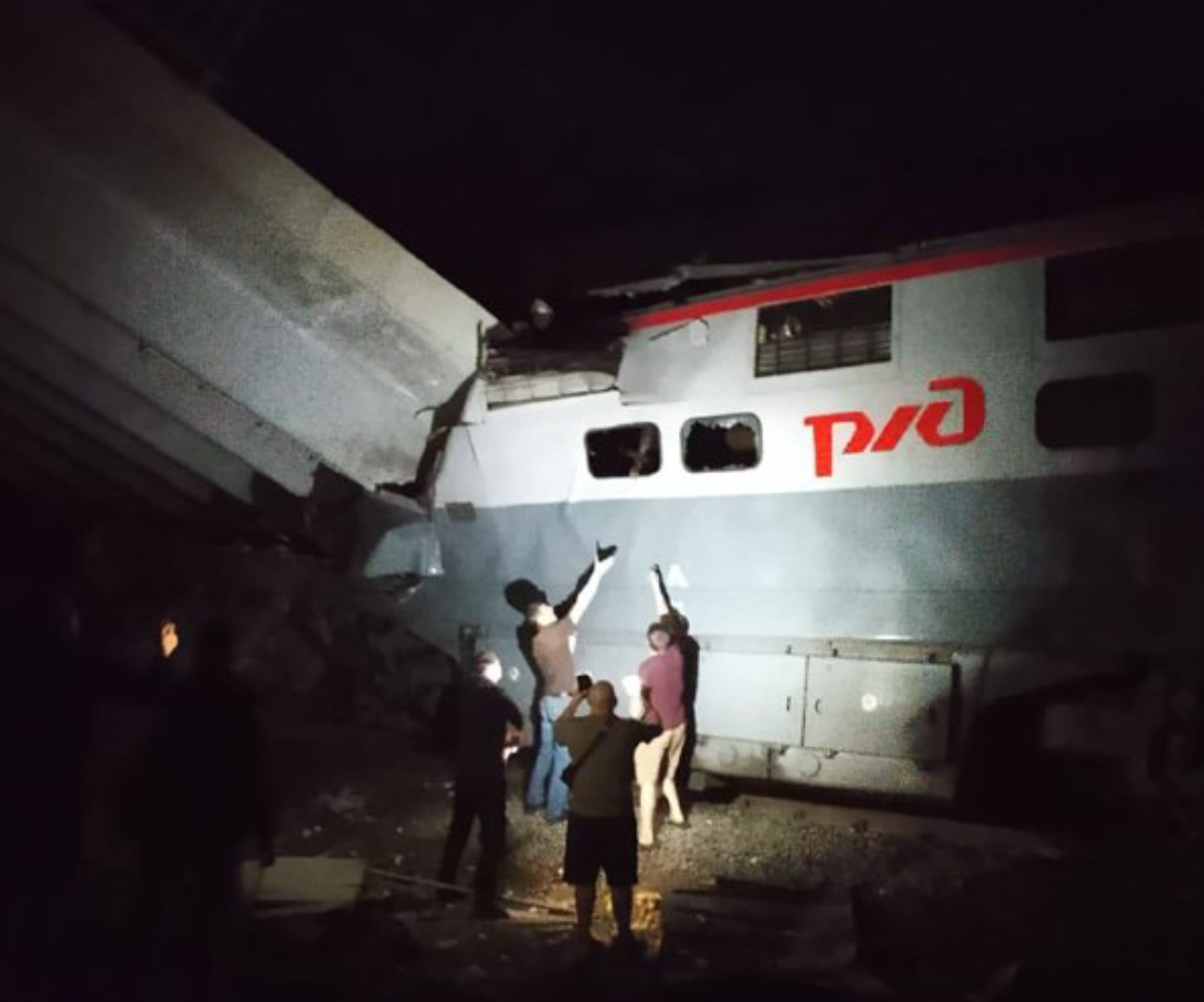 Các hành khách phải sơ tán qua những ô cửa kính vỡ. (Ảnh: Telegram) Các hành khách phải sơ tán qua những ô cửa kính vỡ. (Ảnh: Telegram)