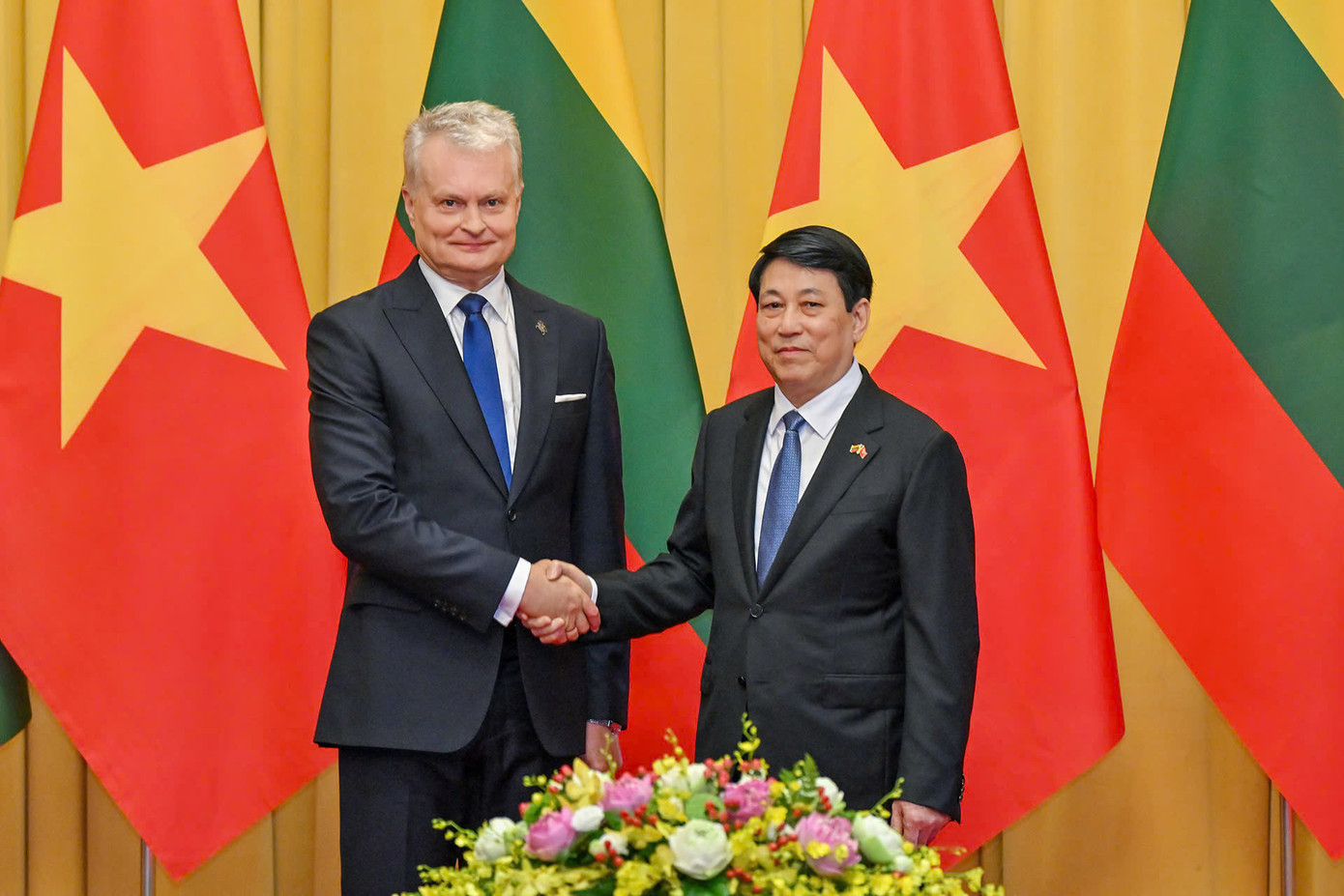 Chủ tịch nước Lương Cường và Tổng thống Cộng hòa Litva Gitanas Nauseda. (Ảnh: Nhật Minh)