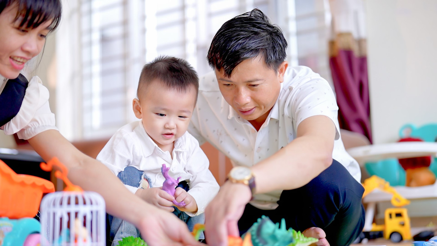 Từ khi có con, cuộc sống của anh Lĩnh - chị Trang thay đổi hoàn toàn, bận rộn, vất vả, nhưng cũng hạnh phúc hơn. Ảnh: Thanh Ba Từ khi có con, cuộc sống của anh Lĩnh - chị Trang thay đổi hoàn toàn, bận rộn, vất vả, nhưng cũng hạnh phúc hơn. Ảnh: Thanh Ba