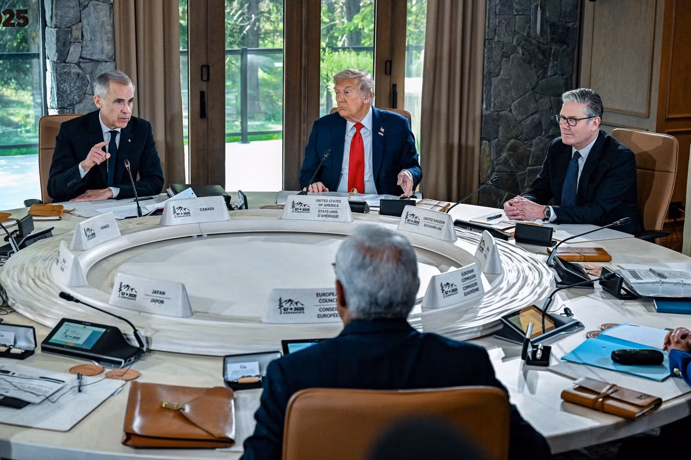 Từ trái sang: Thủ tướng Canada Mark Carney, Tổng thống Mỹ Donald Trump và Thủ tướng Anh Keir Starmer tại hội nghị G7. (Ảnh: New York Times) Từ trái sang: Thủ tướng Canada Mark Carney, Tổng thống Mỹ Donald Trump và Thủ tướng Anh Keir Starmer tại hội nghị G7. (Ảnh: New York Times)