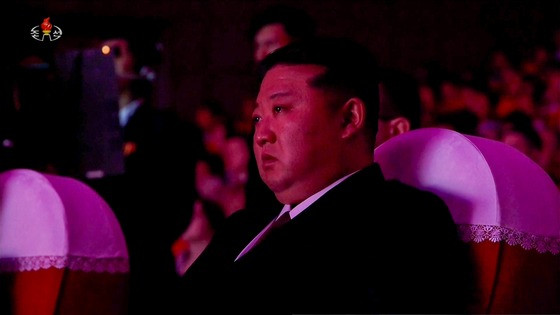 Chủ tịch Kim nghẹn ngào khi xem lại hình ảnh được cho là lễ hồi hương những binh sĩ đã hy sinh khi chiến đấu tại tỉnh Kursk của Nga. (Ảnh: KCTV)