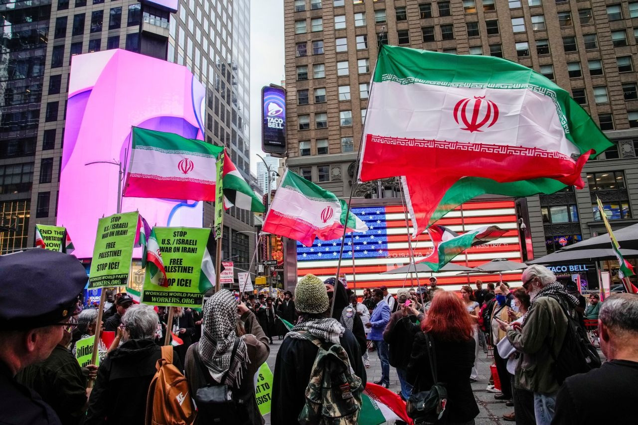 Một cuộc biểu tình ủng hộ Iran và Palestine tại New York (Mỹ) hôm 16/6. (Ảnh: Reuters) Một cuộc biểu tình ủng hộ Iran và Palestine tại New York (Mỹ) hôm 16/6. (Ảnh: Reuters)