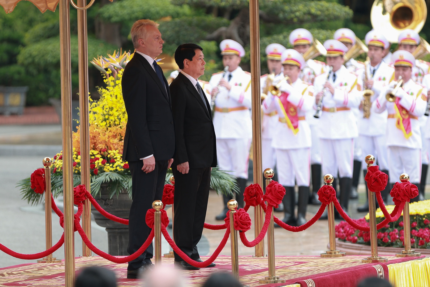 Chủ tịch nước Lương Cường và Tổng thống Cộng hòa Litva Gitanas Nauseda thực hiện nghi thức chào cờ Litva và Việt Nam. (Ảnh: Nhật Minh)