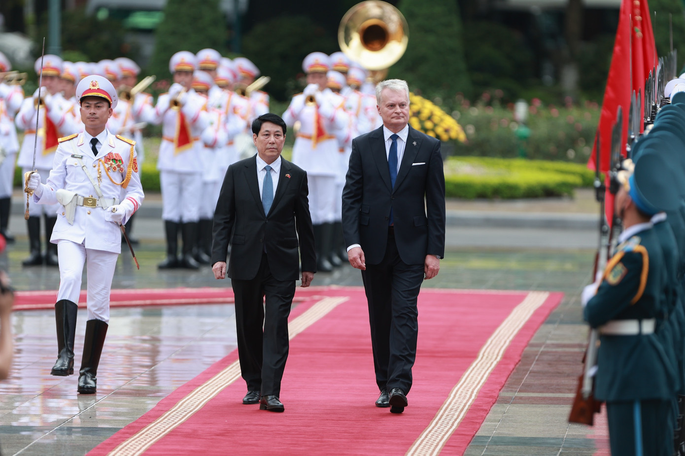 Chủ tịch nước Lương Cường và Tổng thống Cộng hòa Litva Gitanas Nauseda duyệt Đội danh dự Quân đội Nhân dân Việt Nam. (Ảnh: Nhật Minh)