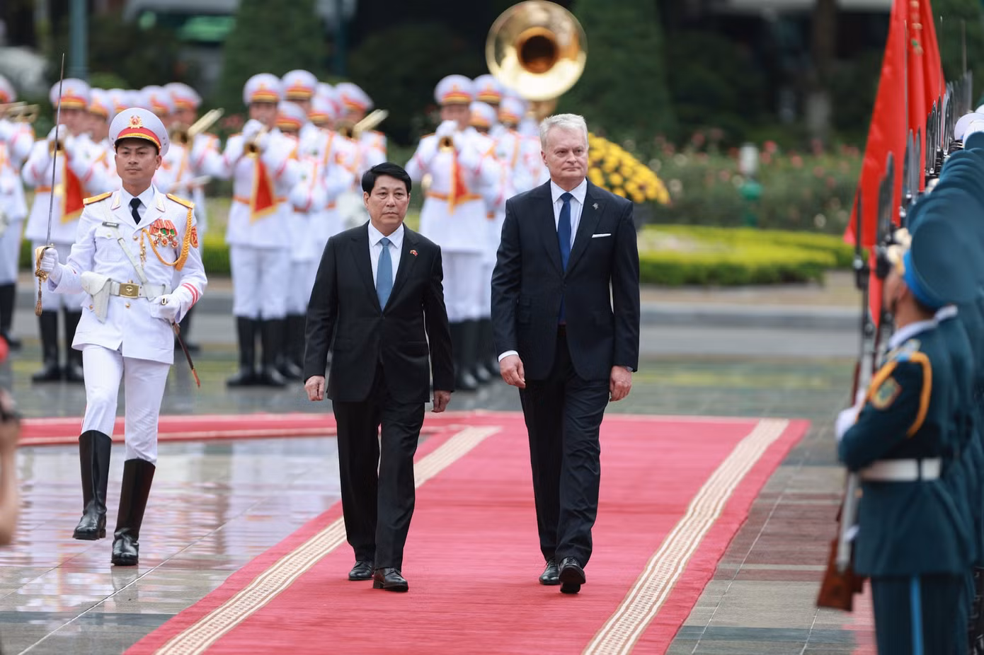 Chủ tịch nước Lương Cường và Tổng thống Cộng hòa Litva Gitanas Nauseda duyệt Đội danh dự Quân đội Nhân dân Việt Nam. (Ảnh: Nhật Minh)