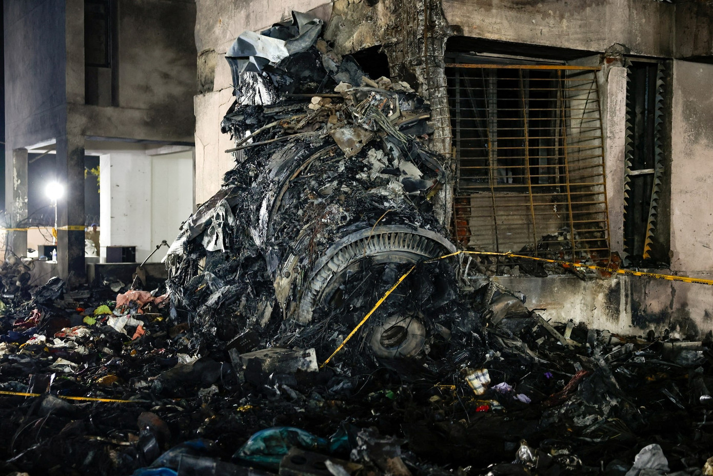 Cảnh tượng tan hoang tại hiện trường. (Ảnh: Reuters)