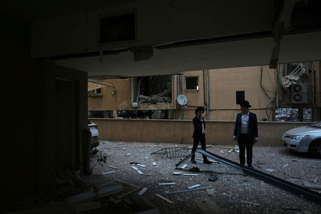 Một tòa nhà ở Ramat Gan (Israel) bị trúng tên lửa của Iran. (Ảnh: AP) Một tòa nhà ở Ramat Gan (Israel) bị trúng tên lửa của Iran. (Ảnh: AP)