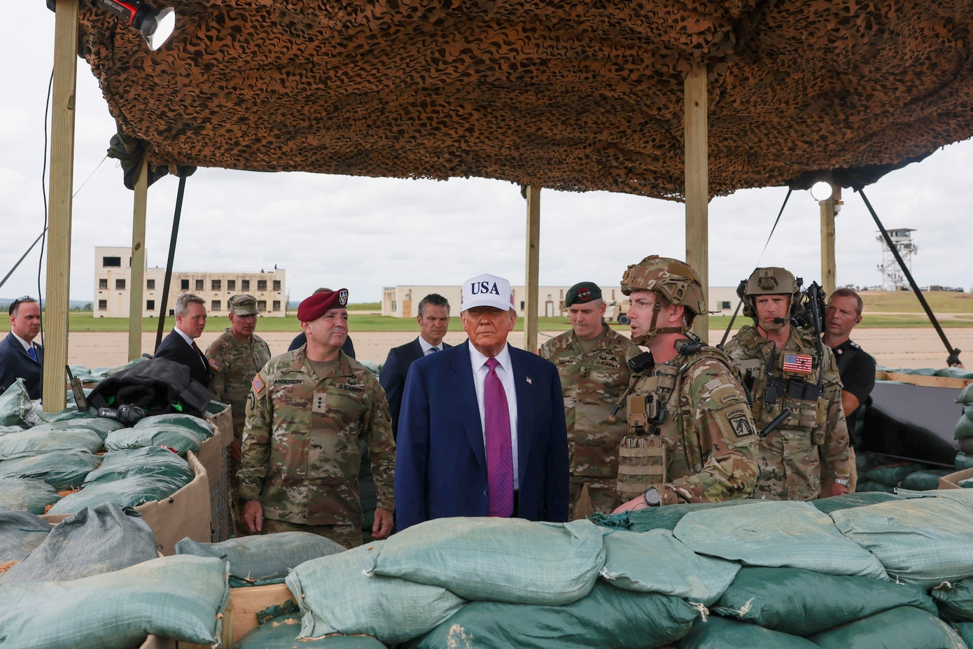 Ông Trump xem hoạt động diễn tập tại căn cứ Fort Bragg. (Ảnh: Reuters)