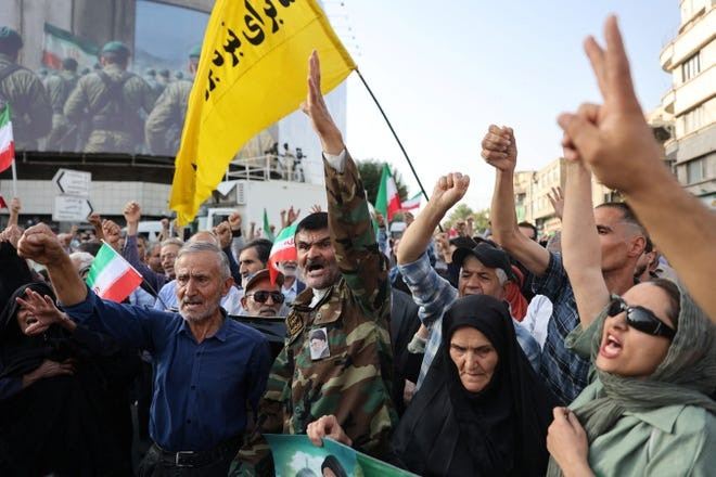 Người dân Tehran biểu tình phản đối Mỹ. (Ảnh: Reuters) Người dân Tehran biểu tình phản đối Mỹ. (Ảnh: Reuters)