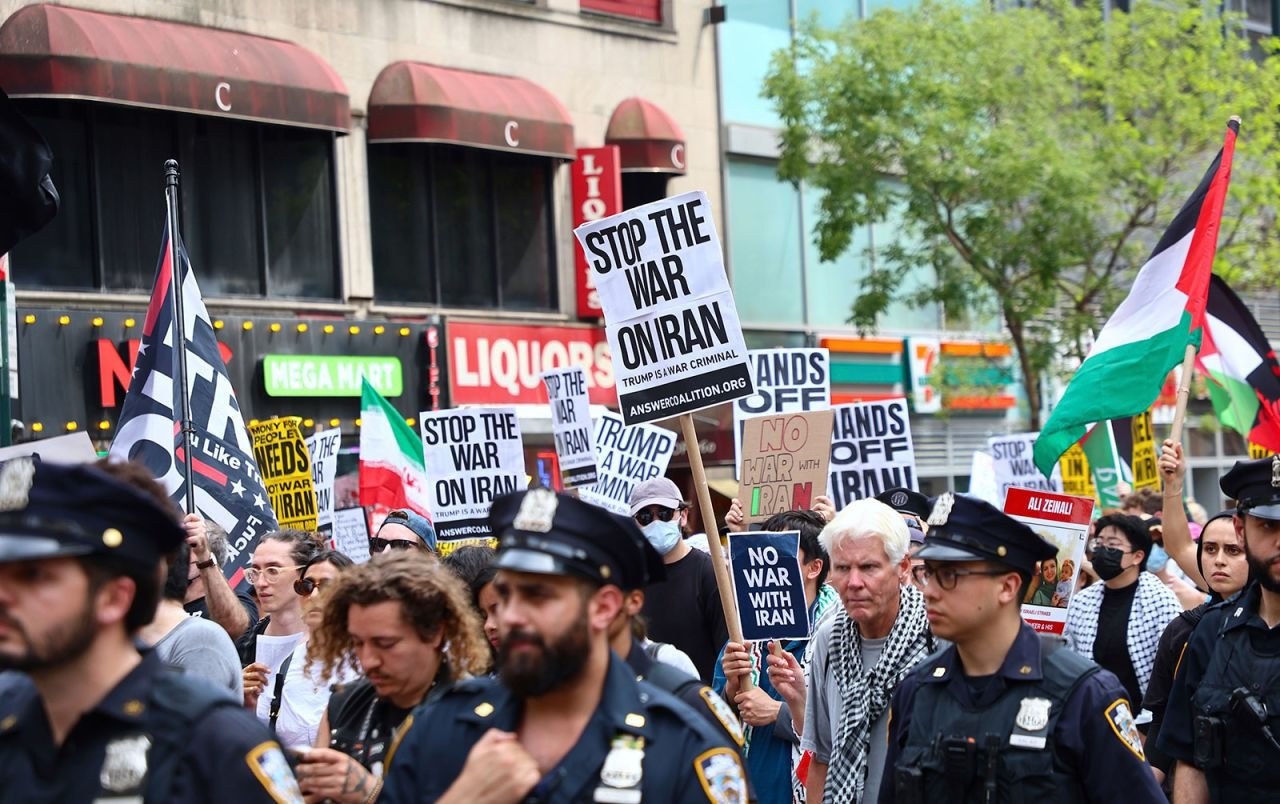 Ngày 22/6, người dân New York biểu tình phản đối cuộc tấn công vào các cơ sở hạt nhân Iran. (Ảnh: AP) Ngày 22/6, người dân New York biểu tình phản đối cuộc tấn công vào các cơ sở hạt nhân Iran. (Ảnh: AP)