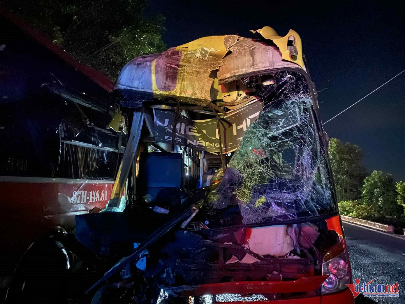 Cú đâm mạnh vào xe cùng chiều khiến cabin xe khách BKS 43B – 019.53 vỡ nát. Ảnh: QT Cú đâm mạnh vào xe cùng chiều khiến cabin xe khách BKS 43B – 019.53 vỡ nát. Ảnh: QT