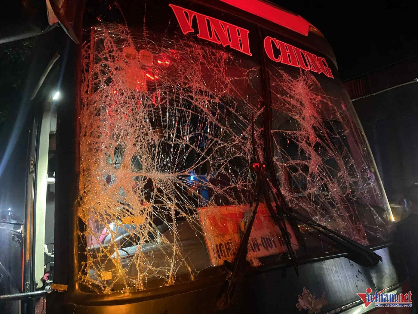 Cabin và kính chắn gió của xe khách BKS 37H – 149.08 bị hư hỏng, vỡ vụn trong vụ tai nạn. Ảnh: QT Cabin và kính chắn gió của xe khách BKS 37H – 149.08 bị hư hỏng, vỡ vụn trong vụ tai nạn. Ảnh: QT