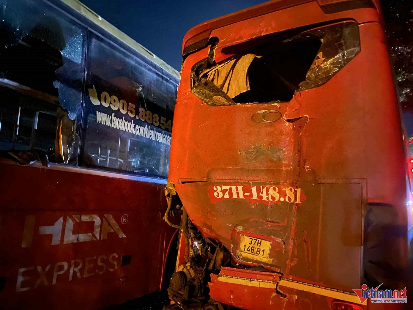 Đến địa điểm trên, xe khách BKS 43B – 019.53 bất ngờ đâm vào đuôi xe 37H – 148.81, đẩy phương tiện này tiếp tục tông vào đuôi xe khách BKS 37H – 149.08 chạy cùng chiều gây nên vụ tai nạn liên hoàn. Ảnh: QT Đến địa điểm trên, xe khách BKS 43B – 019.53 bất ngờ đâm vào đuôi xe 37H – 148.81, đẩy phương tiện này tiếp tục tông vào đuôi xe khách BKS 37H – 149.08 chạy cùng chiều gây nên vụ tai nạn liên hoàn. Ảnh: QT