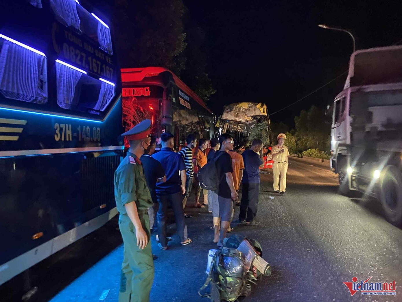 Lực lượng Công an TP Huế nhanh chóng có mặt tại hiện trường, hỗ trợ hành khách và điều tra nguyên nhân vụ tai nạn. Ảnh: QT Lực lượng Công an TP Huế nhanh chóng có mặt tại hiện trường, hỗ trợ hành khách và điều tra nguyên nhân vụ tai nạn. Ảnh: QT
