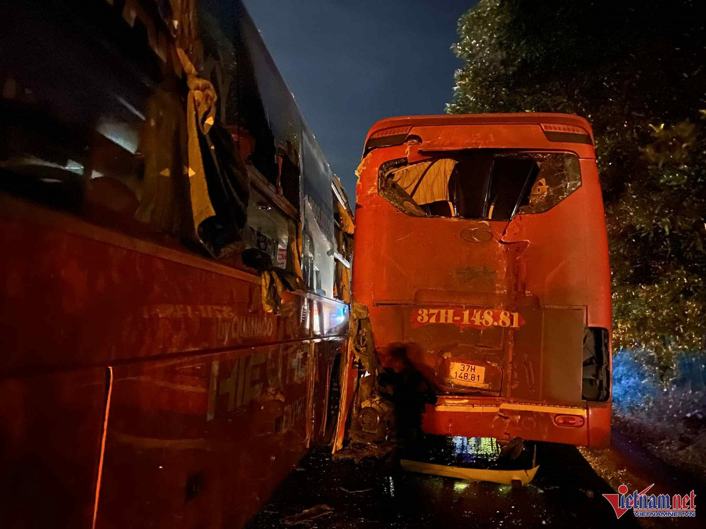 Thời điểm xảy ra vụ việc, trên 3 xe chở hơn 100 hành khách. Vụ tai nạn khiến nhiều cửa sổ trên các phương tiện bị vỡ nát, chăn phục vụ hành khách bay tung toé ra ngoài. Ảnh: QT Thời điểm xảy ra vụ việc, trên 3 xe chở hơn 100 hành khách. Vụ tai nạn khiến nhiều cửa sổ trên các phương tiện bị vỡ nát, chăn phục vụ hành khách bay tung toé ra ngoài. Ảnh: QT