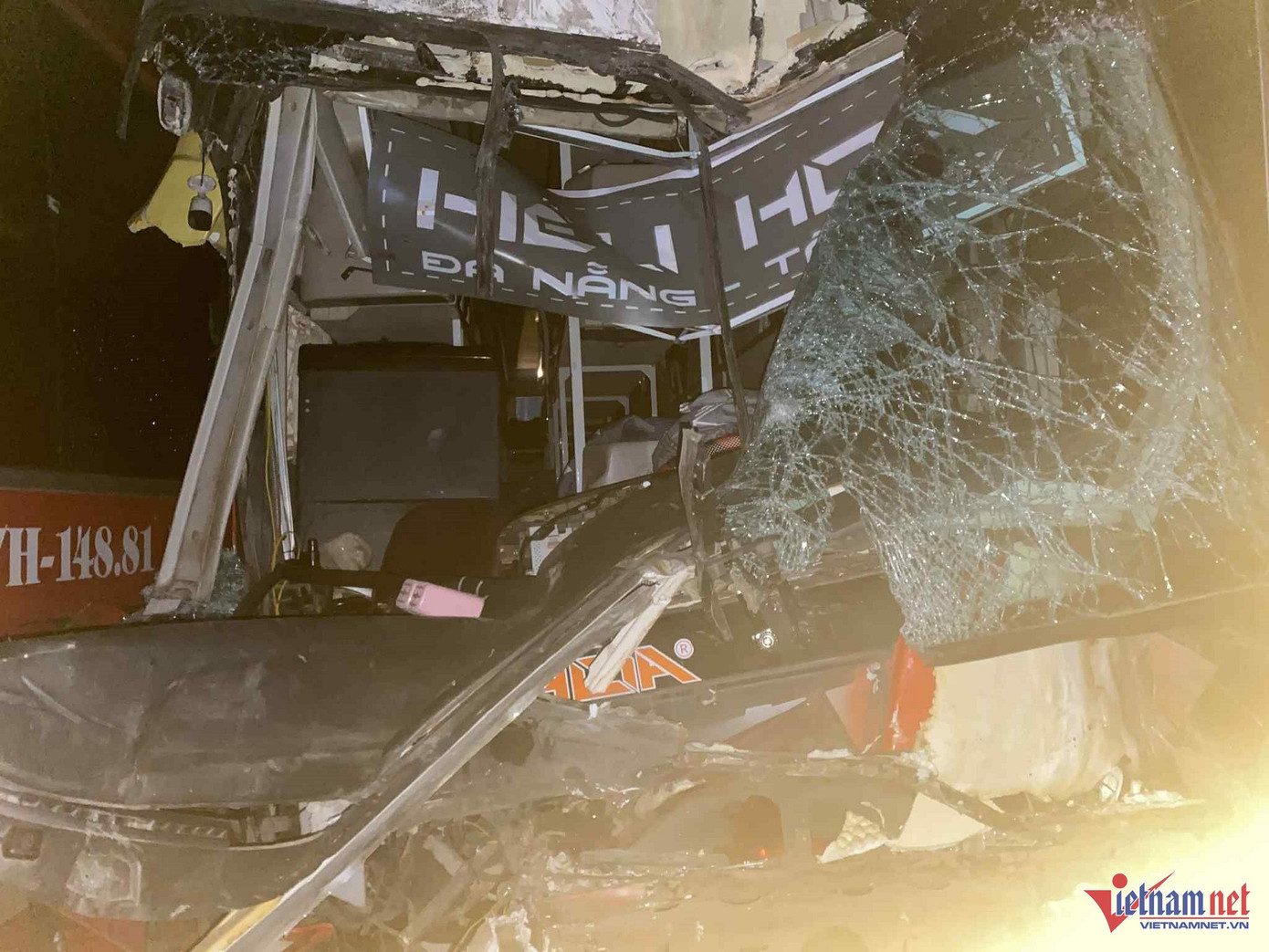 Thời điểm trên, 3 xe khách mang BKS 37H – 149.08 do Nguyễn Đình Toàn (SN 1989, trú tỉnh Nghệ An) điều khiển; 37H – 148.81 do Bùi Hùng Mạnh (SN 1985, trú tỉnh Nghệ An) điều khiển và 43B – 019.53 do Phạm Thái Sơn (SN 1993, trú Minh Hoá, Quảng Bình) điều khiển, cùng lưu thông hướng Nam – Bắc. Ảnh: QT Thời điểm trên, 3 xe khách mang BKS 37H – 149.08 do Nguyễn Đình Toàn (SN 1989, trú tỉnh Nghệ An) điều khiển; 37H – 148.81 do Bùi Hùng Mạnh (SN 1985, trú tỉnh Nghệ An) điều khiển và 43B – 019.53 do Phạm Thái Sơn (SN 1993, trú Minh Hoá, Quảng Bình) điều khiển, cùng lưu thông hướng Nam – Bắc. Ảnh: QT