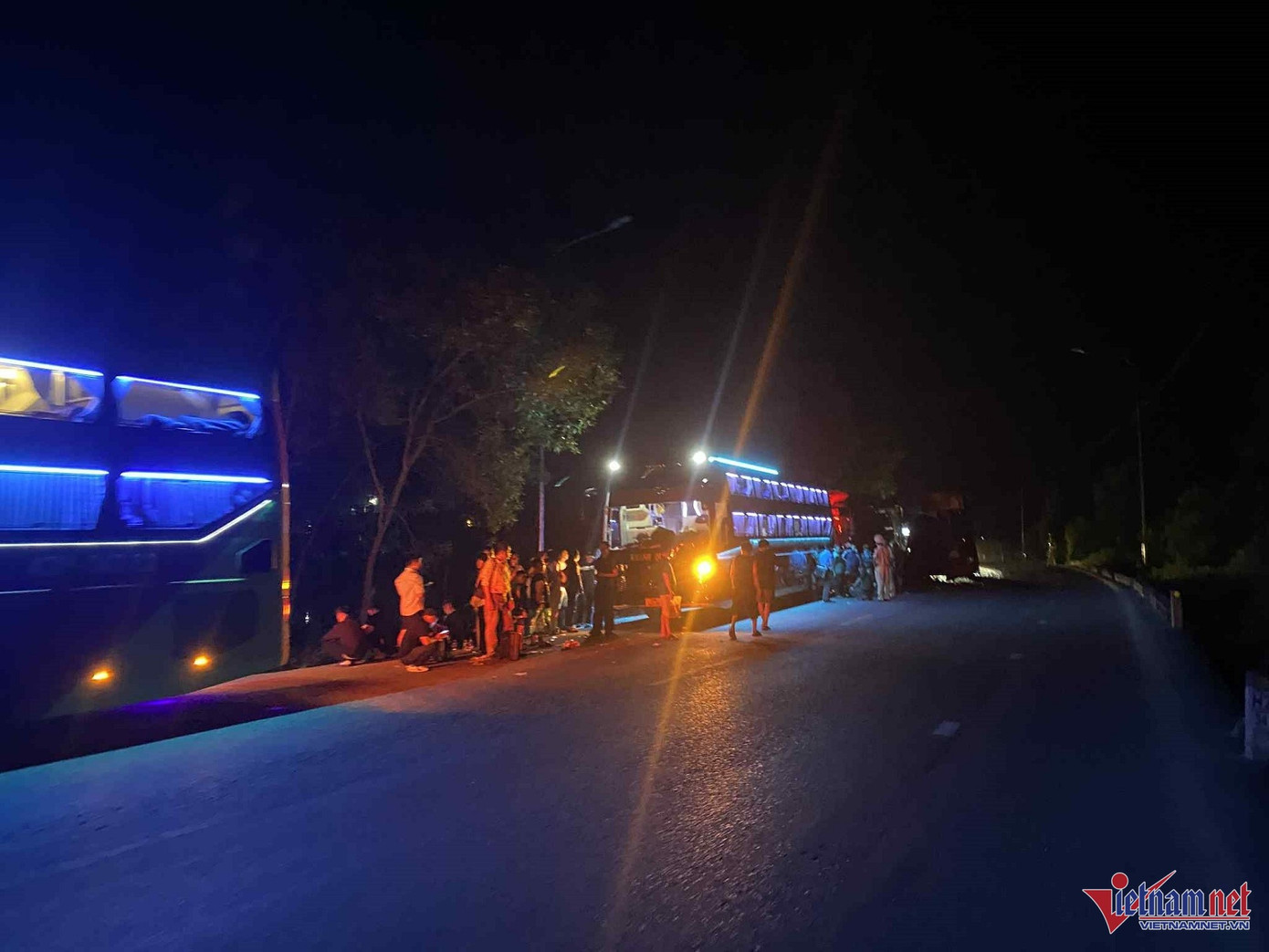 Hiện trường vụ tai nạn giao thông liên hoàn giữa 3 xe khách. Ảnh: QT Hiện trường vụ tai nạn giao thông liên hoàn giữa 3 xe khách. Ảnh: QT