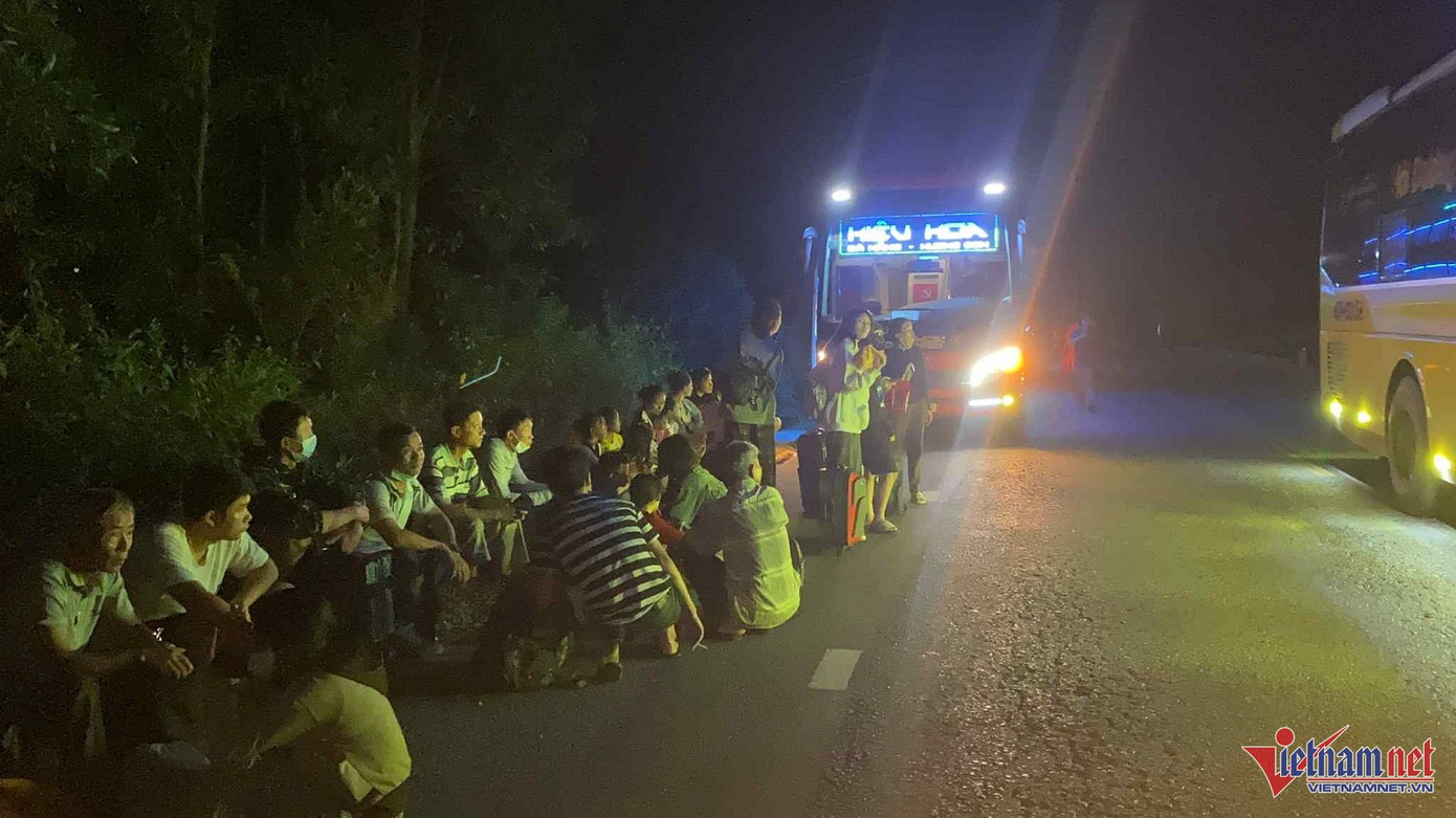 Hàng chục hành khách, trong đó có nhiều trẻ em vẫn chưa hết bàng hoàng sau vụ tai nạn xảy ra. Ảnh: QT Hàng chục hành khách, trong đó có nhiều trẻ em vẫn chưa hết bàng hoàng sau vụ tai nạn xảy ra. Ảnh: QT